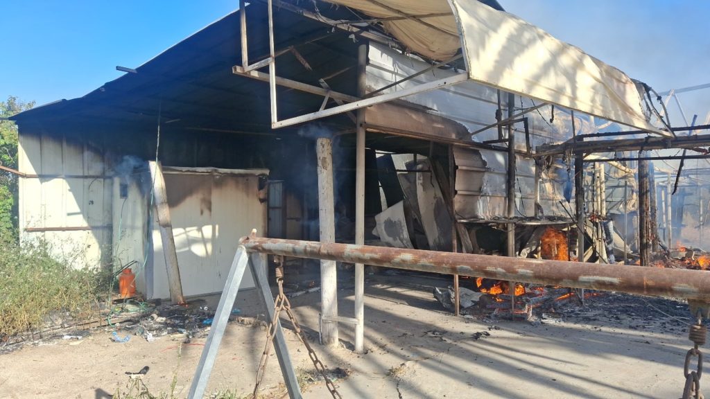После пожара возле Петах-Тиквы найдено тело человека