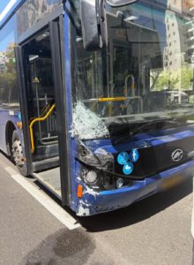 Житель Петах-Тиквы угнал автобус и устроил ДТП в Тель-Авиве