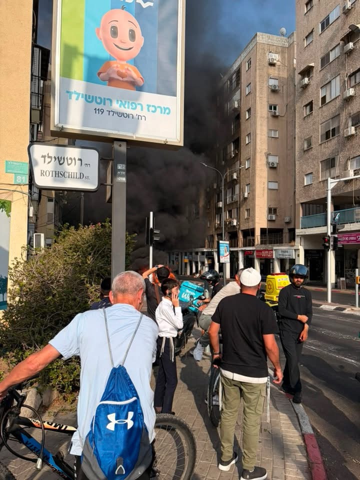 В Петах-Тикве загорелся автомобиль на улице Гистадрут