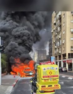 В Петах-Тикве загорелся автомобиль на улице Гистадрут 10 В Петах-Тикве загорелся автомобиль на улице Гистадрут